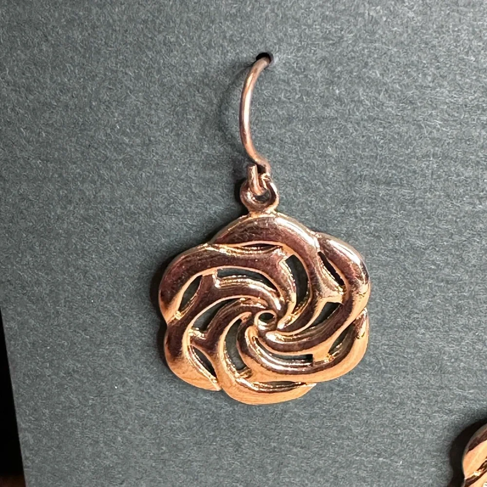 Lovell Designs - Gold Sea Rose Drop Earrings, gold plated, NWT - Picture 5 of 6